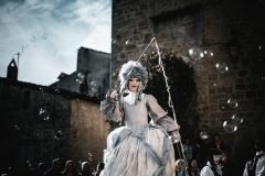 Échassier Baroque en parade de rue pour carnaval en Ardèche