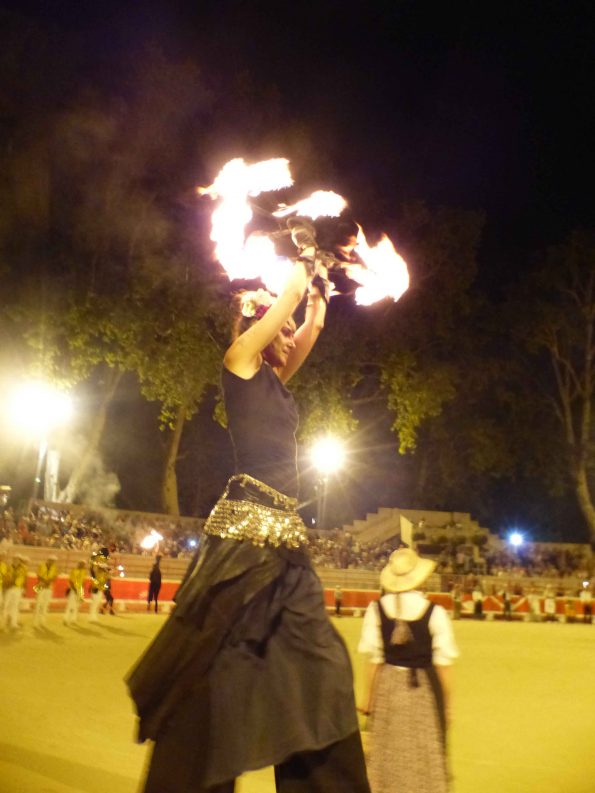 Parade feu et spectacle de feu avec échassier feu à Beaucaire, dans le Gard 30