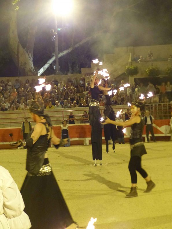 Parade feu et spectacle de feu avec jongleur de feu à Beaucaire, dans le Gard 30