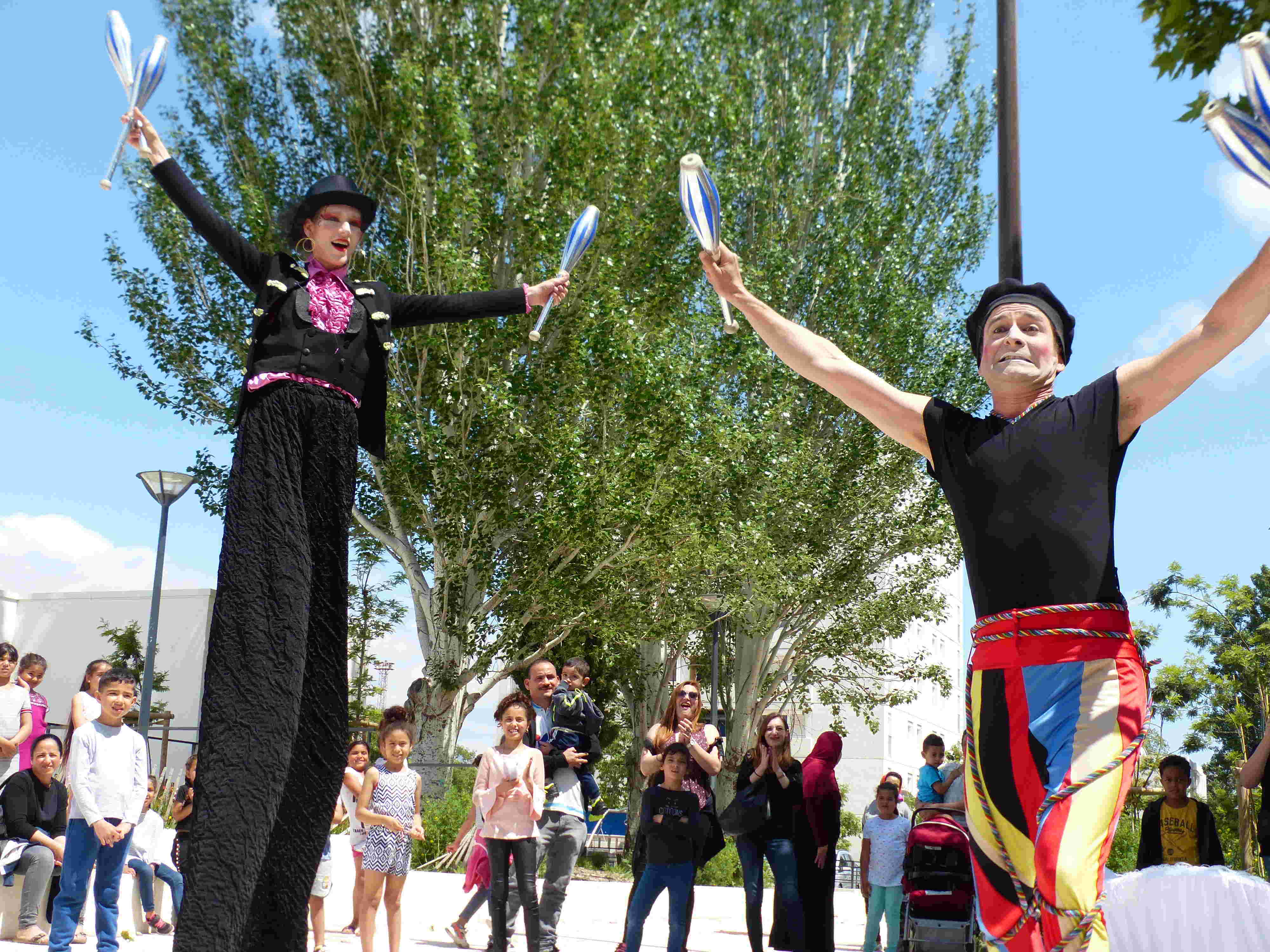 Spectacle de rue des échassiers et jongleurs de cirque indigo en PACA