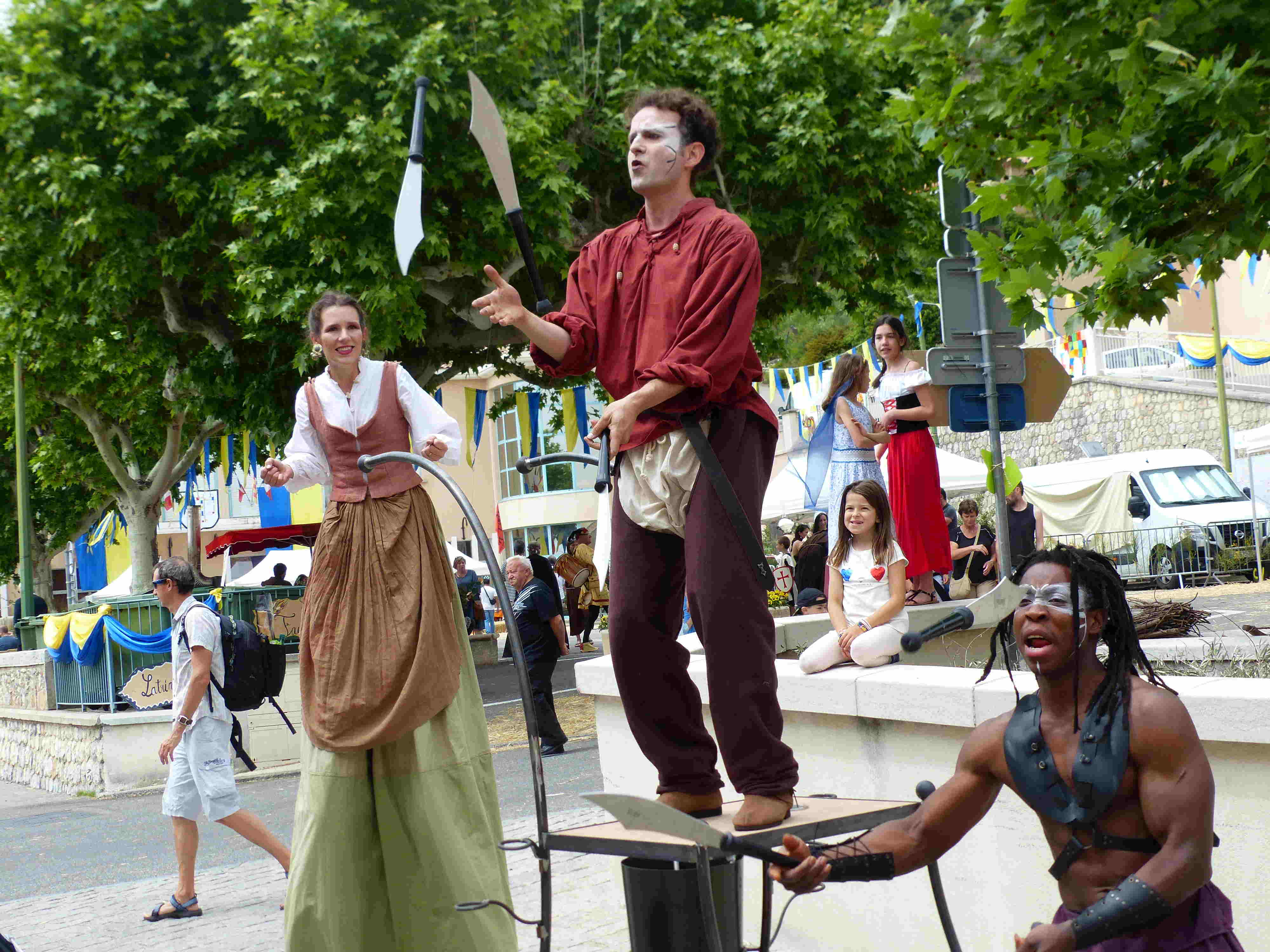 Spectacle de rue échassier, jongleur et acrobate médiévale PACA 04