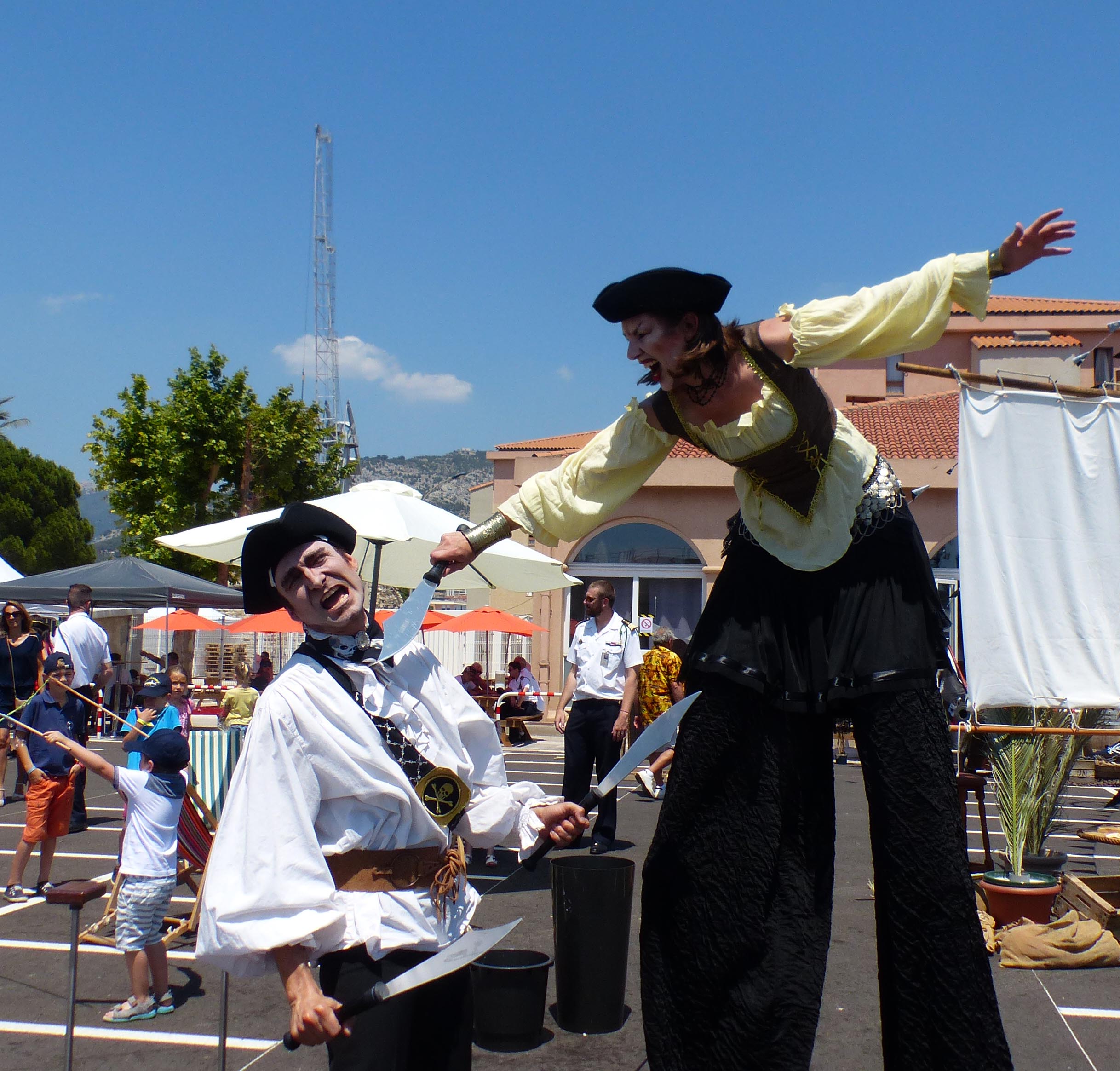 Spectacle de rue des Pirates du Caraïbe, échassier et jongleur Cirque Indigo