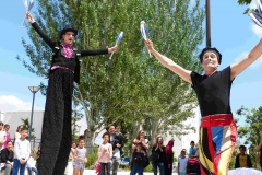 Spectacle de rue des échassiers et jongleurs de cirque indigo en PACA
