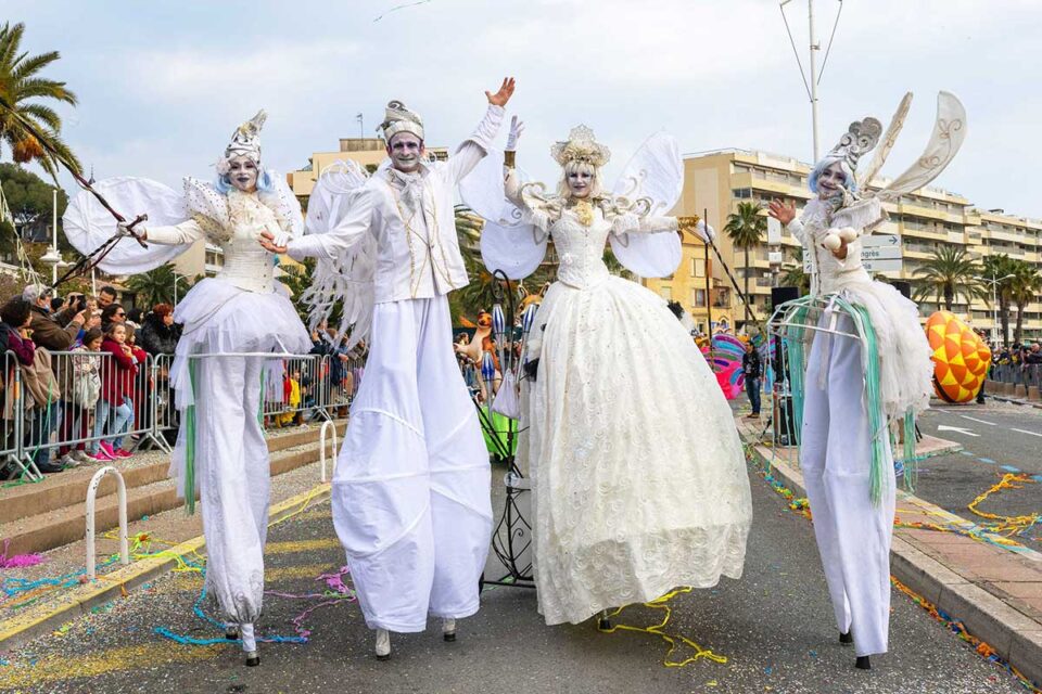 Parade carnaval échassier blanc