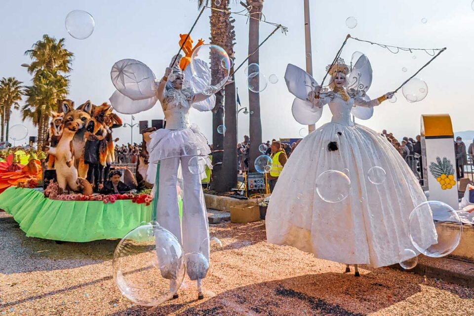 Parade echassier blanc bulles savon carnaval