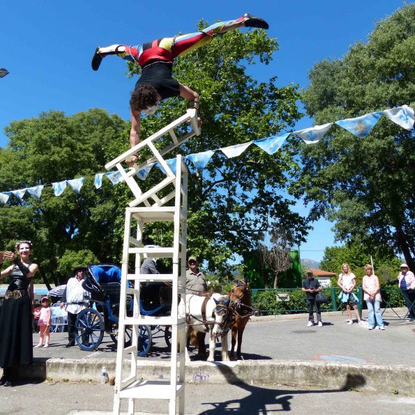 Spectacle équilibre sur chaises pour animation de rue PACA
