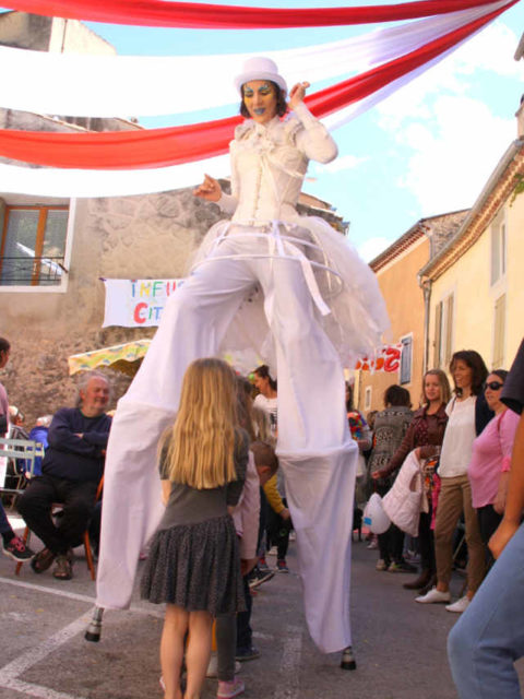 Animation de rue des échassiers de cirque indigo en Provence PACA