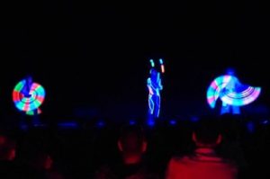 numéro de jonglerie lumineuse PASINO Aix en Provence Cirque Indigo