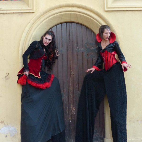 compagnie de cirque echassier halloween