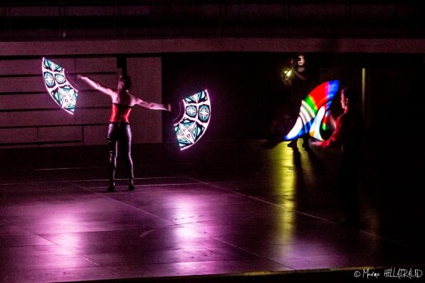 jonglerie lumineuse et jongleur lumineux avec bâton graphique spectacle cirque indigo PACA 13 06