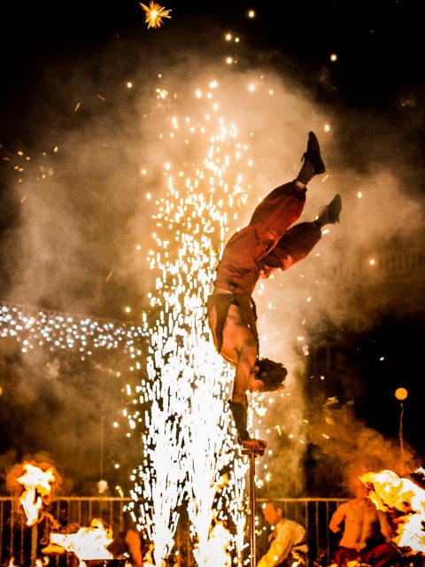Spectacle de feu et pyrotechnie avec numéros de cirque et acrobatie Cirque Indigo PACA