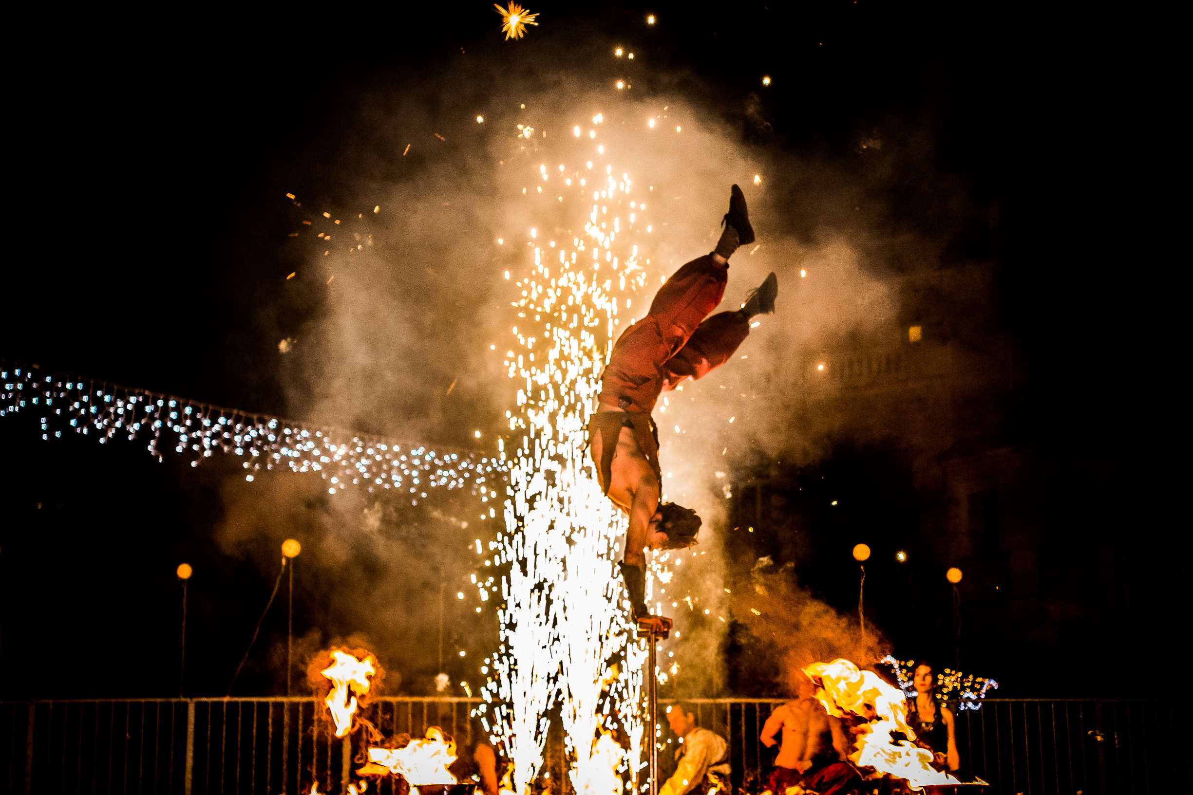Spectacle de feu et pyrotechnie en acrobatie Cirque Indigo PACA
