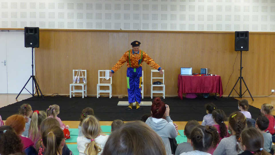 Spectacle pour enfants avec clown Zigzag au centre social de Marseille 13 PACA