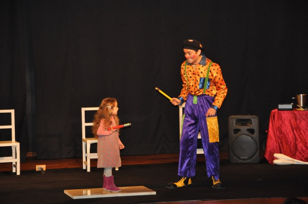 Spectacle enfants clown pour arbre de Noël de cirque indigo en PACA