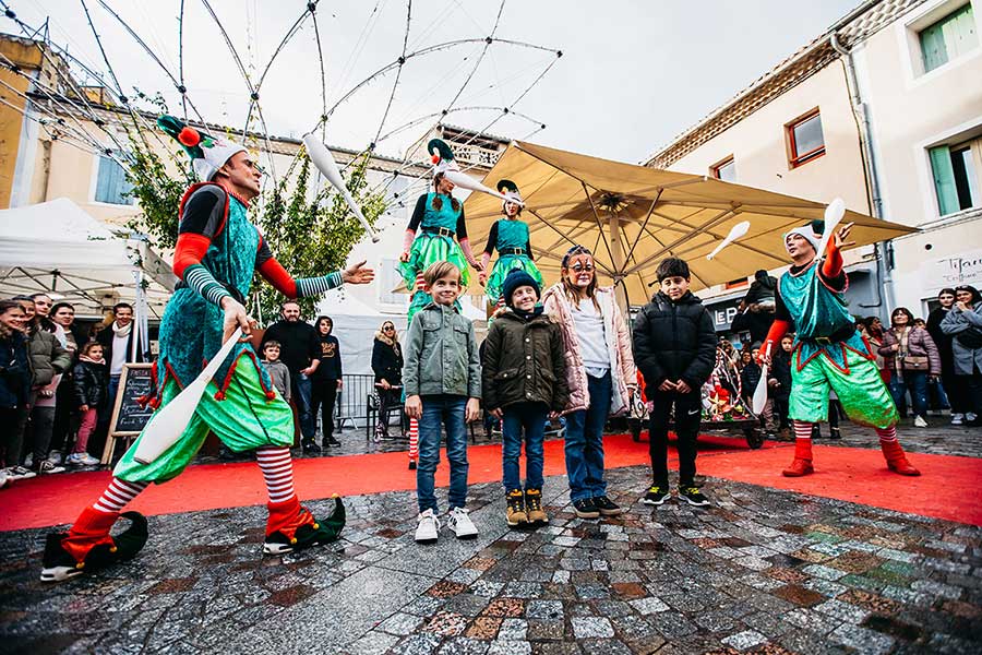 Spectacle déambulatoire Lutins jongleur