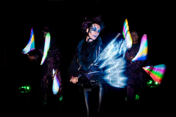 Spectacle jonglerie lumineuse cirque indigo