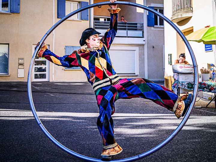 Animatioin-de-rue-carnaval-arlequin-cirque-indigo-1