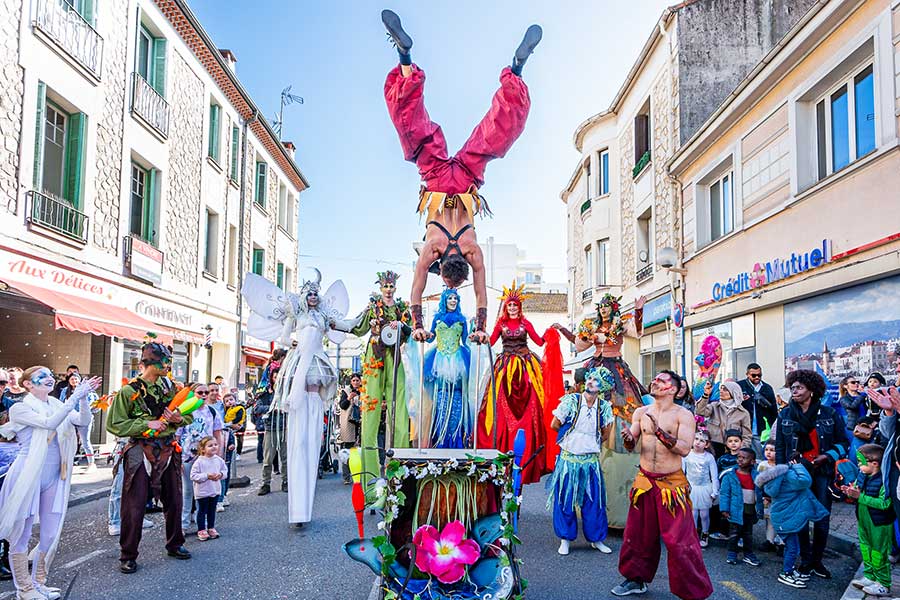 Spectacle de rue acrobatie echassier
elements carnaval PACA