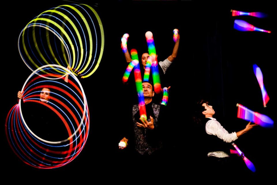 spectacle jonglerie lumineuse et jongleur lumineux graphique compagnie cirque indigo PACA 13 06 84 05 83