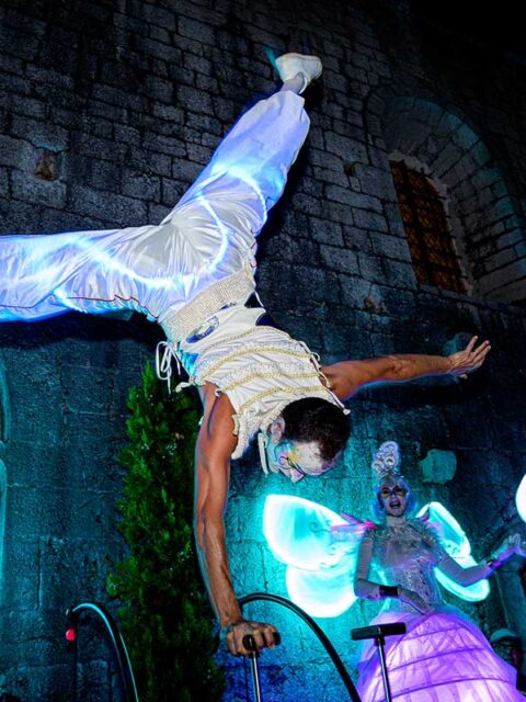 PARADE lumineuse echassier jongleur acrobatie PACA