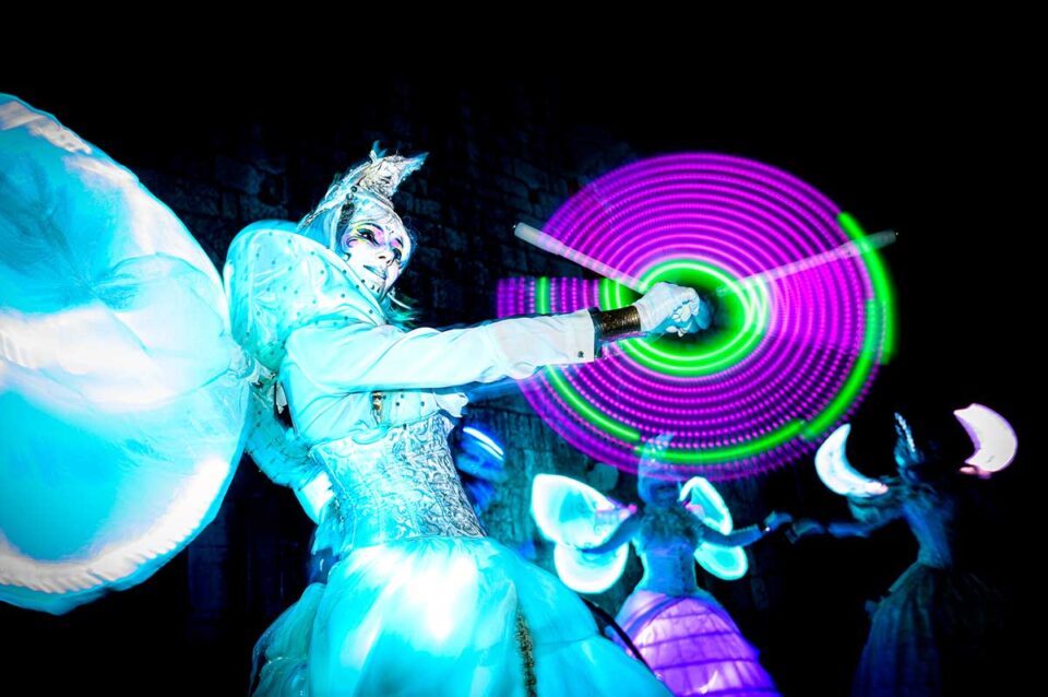 echassier blanc lumineux spectacle de rue jongleur lumineux