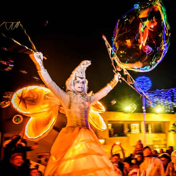 Jongleur avec bolas LED à Lyon - Animations Entreprises