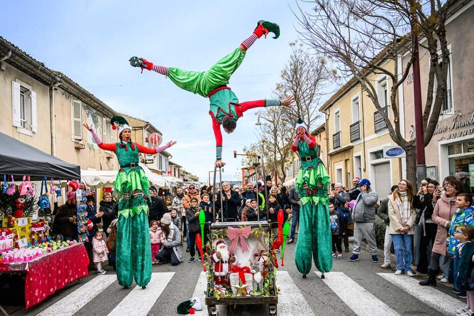Spectacle de rue Noel lutins enfants Cirque Indigo
