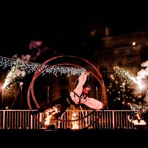 numéro d'acrobatie en roue allemande pour le spectacle de pyrotechnie de Cirque Indigo